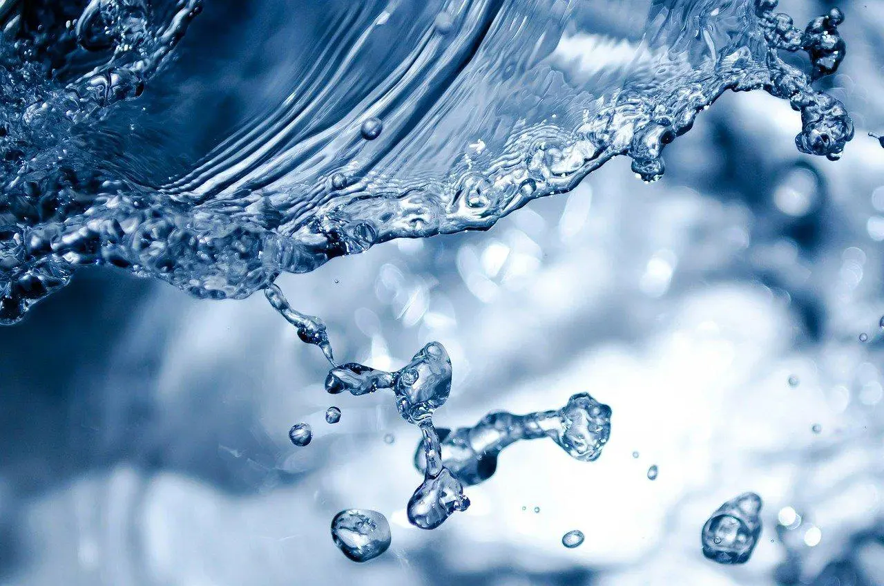 Schematisch overzicht van waterkwaliteitsparameters zoals pH-waarde, hardheid en TDS